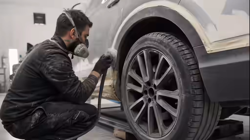 Détail d'une jante alliage avant droite avec rayures de trottoir, gros plan sur le cercle abîmé d'un SUV familial